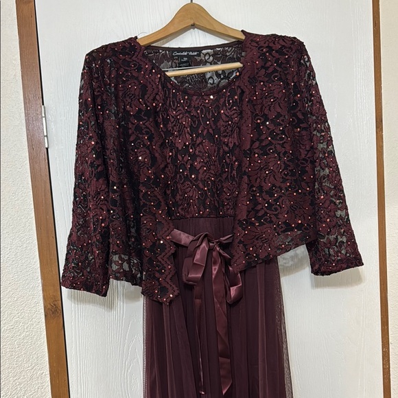 Chic Burgundy Maxi Dress with Sequin Detail - Picture 5 of 12